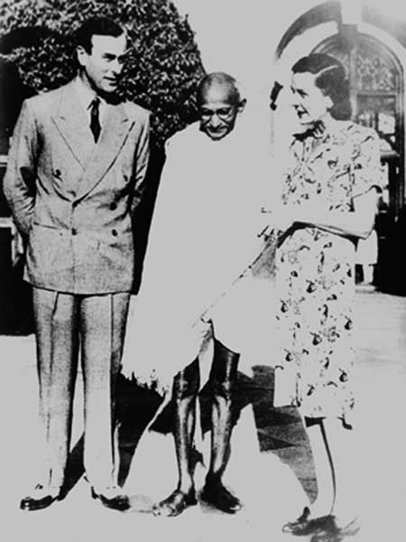 Gandhiji with Lord and Lady Mountbatten, the last Viceroy of Gandhiji in 1947 at the Viceroy's house in New Delhi.jpg